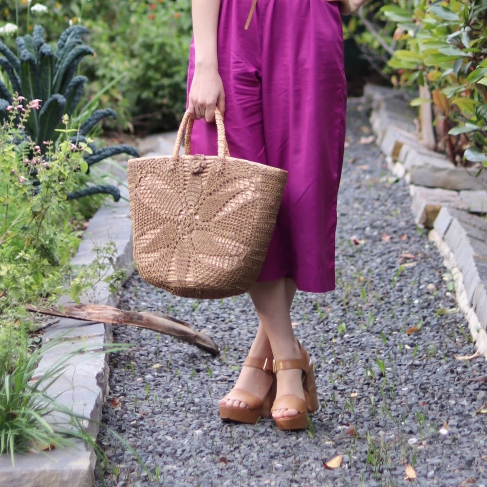Straw purse with crochet exterior